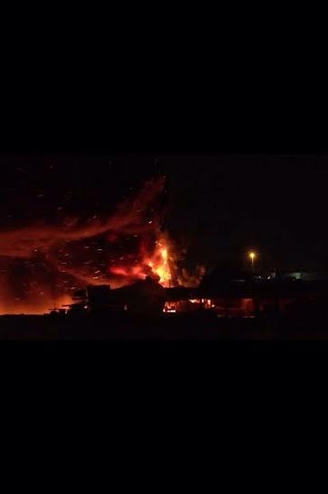 بالفيديو.. فِرق الإطفاء تكافح حريقاً متطوراً في صناعية "نزهة جدة"