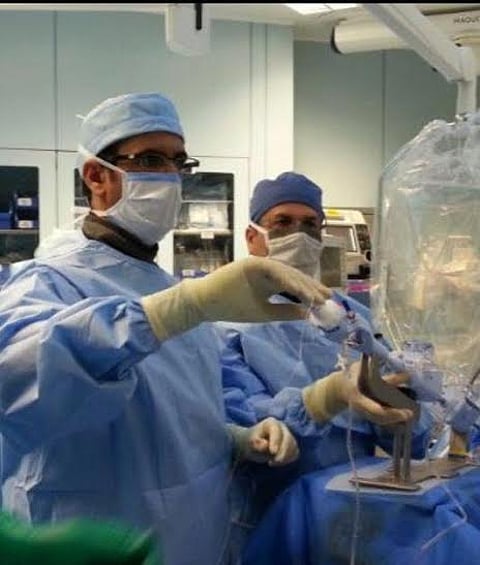 فريق طبي سعودي ينهي معاناة مريضة قلب ثمانينية بالرياض