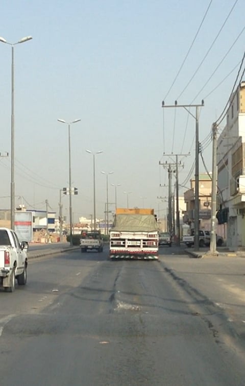 للمرة الثانية وبعد التجديد.. حفريات الطريق العام تتربص بمركبات "الدواسر"