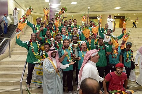 بالصور.. استقبال أبطال العالم لذوي الاحتياجات الخاصة بالورود