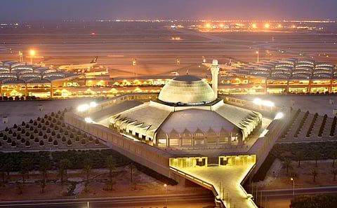 الإطاحة بمغربي مطلوب لـ"الإنتربول" بمطار الملك خالد