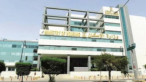 "الإسكان" تحدد الحالات المستثناة من شرط "الإقامة في الخارج"