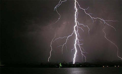 صاعقة رعدية تقتل شاباً وتُصيب "2" من مُرافقيه في "شفا الطائف"