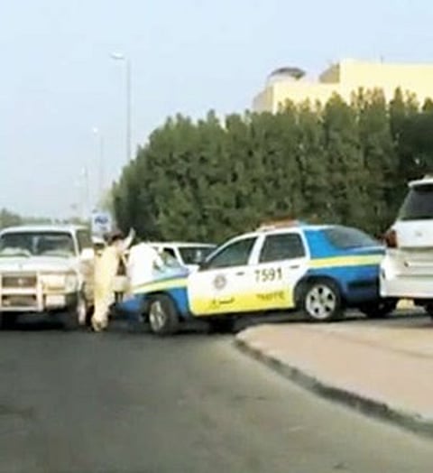 البحث عن "مفحطين" ظهروا في فيديو وهم يعتدون على دورية مرور بالكويت