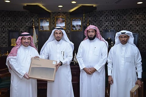 مدير جامعة المجمعة يسلم الدفعة الثانية من التجهيزات التعليمية