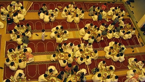 مدرسة ابتدائية تقدم اللحم والأرز إفطاراً لطلابها