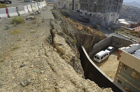 بالصور.. "موقع صخري" يهدِّد حياة المواطنين بـ "شهبة" الباحة