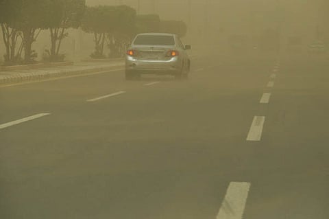 موجة غبار تجتاح محافظة ينبع والطرق السريعة المؤدية لها