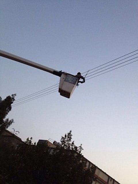 تلامس أسلاك التيار الكهربائي يهدِّد بسقوطها في حي "غربي السيل"