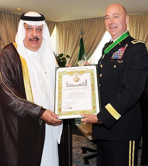 تقليد مدير مشروع التطوير بالحرس وسام الملك عبدالعزيز من الدرجة الأولى