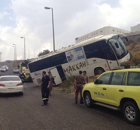 عميدة "التحضيرية" تطمئن على الطالبات المصابات في "حادث الحافلة"