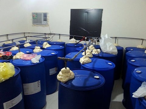 "هيئة جدة" تضبط مصنعاً للخمور ينتج 22 ألف لتر