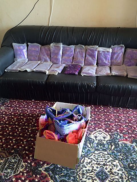 ضبط مهربيْن إفريقيين بحوزتهما 40 بلاطة حشيش في جازان