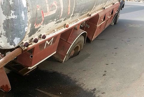 انهيار أسفلت يبتلع إطار صهريج بحي المطار ببيشة