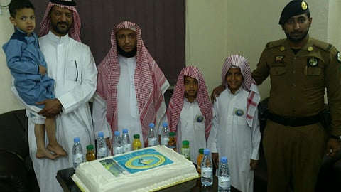 مواطن وابناه يُهْدُون كعكة لأعضاء مركز هيئة شهار بالطائف