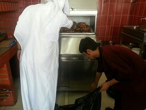 بالصور .. بلدية الشرائع تُغلق 24 محلاً مخالفاً بمكة المكرّمة