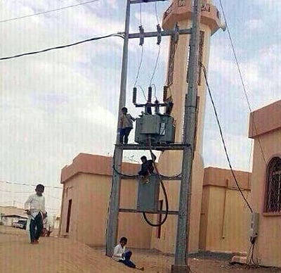 بالصور.. "الكهرباء" تستعين بسلك شائك لمنع تسلق الأطفال محولاتها