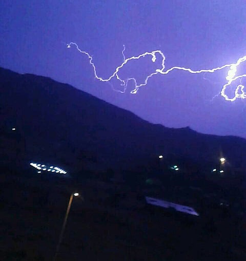 رعد مصحوب بالأمطار يقطع الكهرباء عن "القريع بني مالك" بالطائف