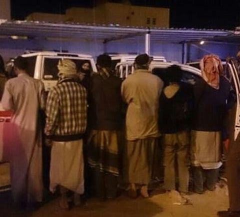 القبض على مهربَيْن بحوزتهما 14 مجهولاً بالأفلاج