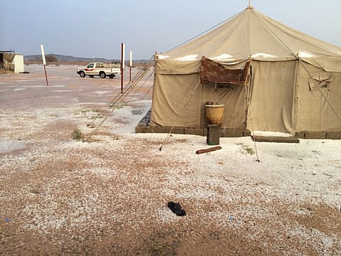 بالصور.. أمطار غزيرة مصحوبة بالبرد تشهدها "العرفاء" شمال الطائف