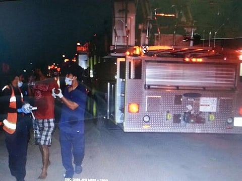 "حريق الفجر" بتبوك يلتهم شقة سكنية ويصيب طفلين ووالديهما