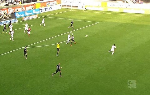 بالفيديو.. لاعب ألماني يحرز هدفاً من على بعد 90 ياردة