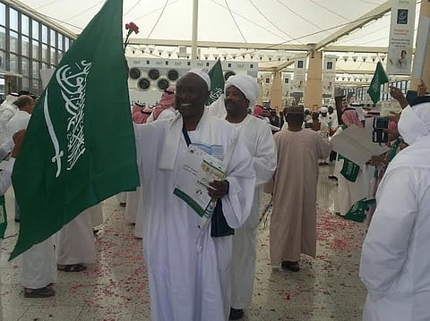 فرع الحج بالمدينة يوزع الهدايا على الحجاج في اليوم الوطني