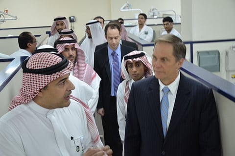 القنصل والملحق الثقافي الأمريكي في جولة بكليات جامعة أم القرى