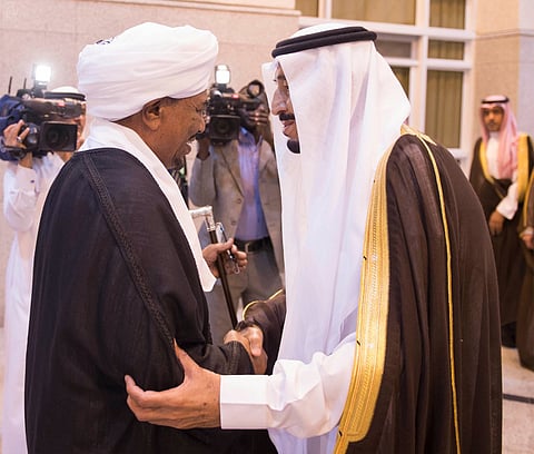 ولي العهد يستعرض العلاقات الثنائية مع الرئيس السوداني