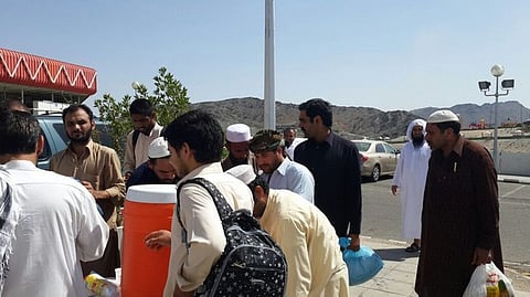 بالصور.. "هيئة هدا الطائف" تقدم المشروبات للحجاج