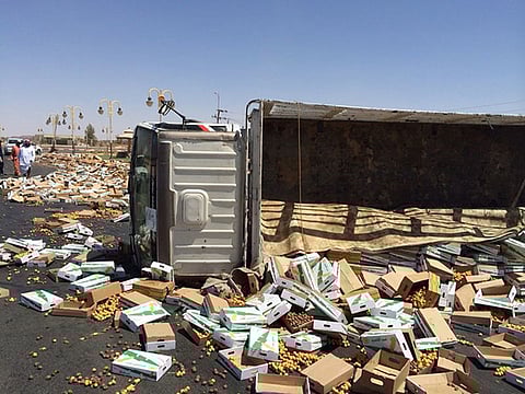 انقلاب شاحنة تمور على طريق "بيشة- رنية"