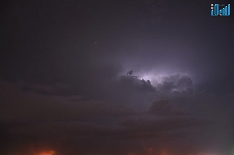 صواعق رعدية وأمطار غزيرة على جنوب جازان