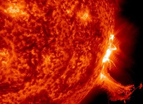 "فلكية جدة": انفجار شمسي يقطع الاتصالات اللاسلكية.. مؤقتاً