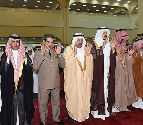 وكيل إمارة نجران يتقدم المصلين في "الأضحى"