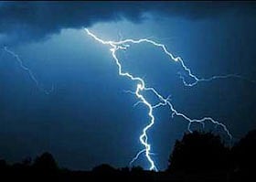 صواعق رعدية تنير سماء جازان واستنفار أمني من جراء هطول الأمطار