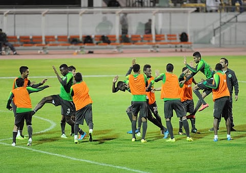 بالصور.. الأخضر يستعد لمواجهة اليمن باجتماع وتمارين إطالة