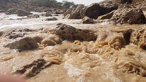 بالصور.. أمطار "مرات" تسيل أودية "القلته" و"عوانه"