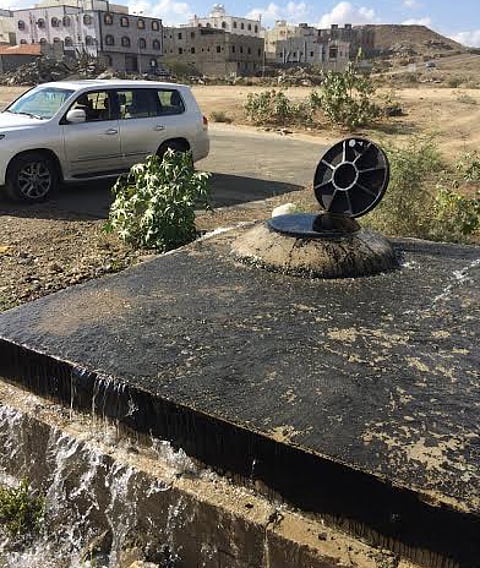 شاهد.. تسرب كميات كبيرة من المياه النقية من خزان بالطائف