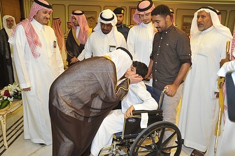 بالصور.. أمير الشرقية ينقل تعازي الملك لأهالي الدالوه