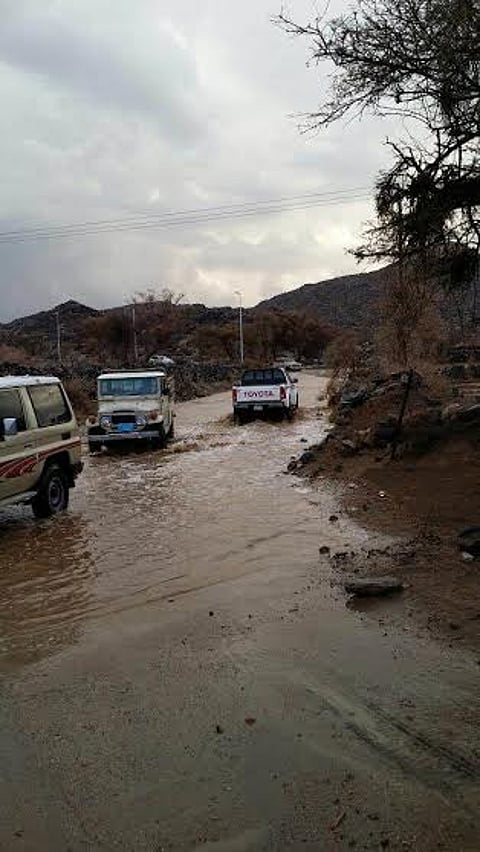 بالصور.. أمطار الحرجة وأجواؤها الغائمة تدخل البهجة على النفوس