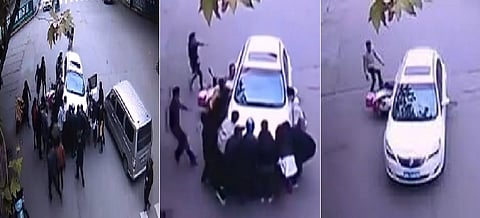 بالفيديو.. في مشهد إنساني 20 صينياً يرفعون سيارة من فوق امرأة
