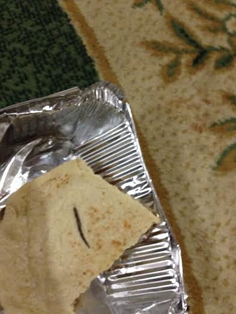 مواطن يعثر على ذيل "وزغ" في خبز بأحد المحال الشهيرة بالمجاردة