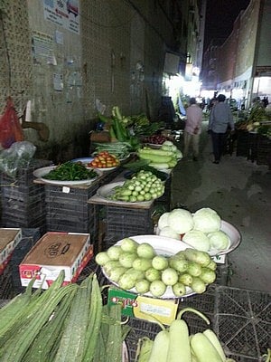 "أمانة الرياض" تصادر 1900 كرتون خضروات وفواكه