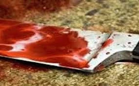 مواطن يعتدي على "رجل أمن" بساطور في "حوية الطائف"