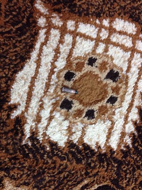 رصاصة تستقرّ داخل منزل مواطن وشرطة "الحفر" تباشر الموقع