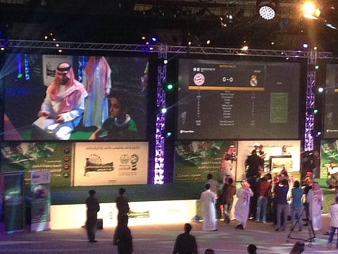 مفاجأة.. أمير الرياض يلعب مباراة ودية مع طفل في البلاي ستيشن