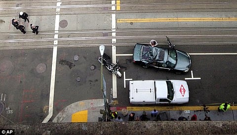 بالصور.. سيارة عابرة تنقذ أمريكياً سقط من الدور الـ11