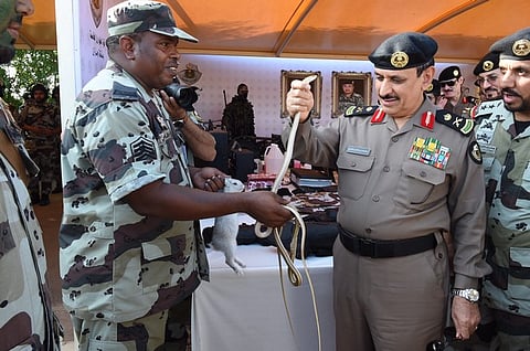 بالصور.. مدير الأمن العام ينهي جولته على المناطق الجنوبية الأربع