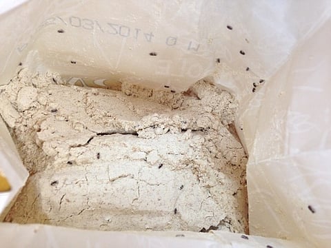 "التجارة" تكشف مستودعاً يخزّن الأرز والدقيق الملوث في الزلفي