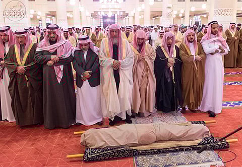 ولي العهد يؤدي صلاة الميت على الأمير سعد بن عبدالرحمن